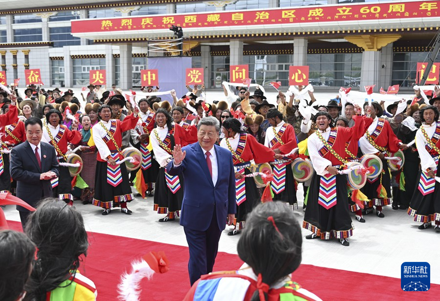 習(xí)近平在出席西藏自治區(qū)成立60周年慶祝活動后返回北京