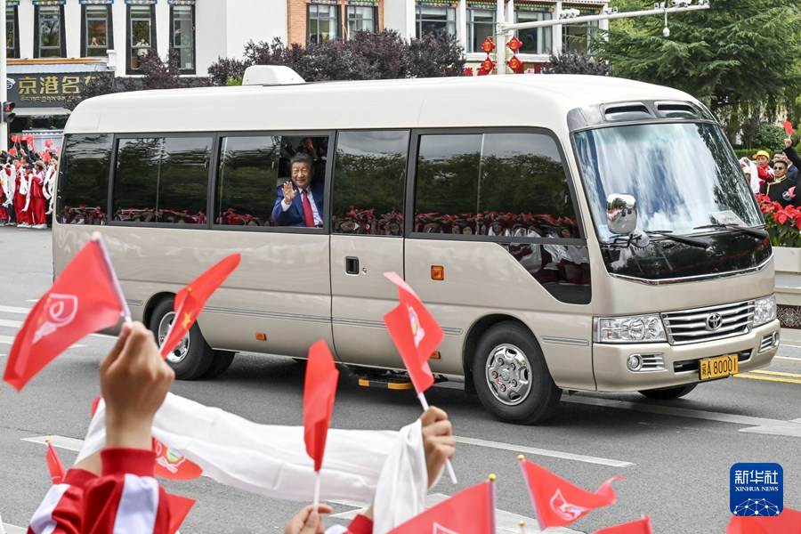 習(xí)近平在出席西藏自治區(qū)成立60周年慶?；顒雍蠓祷乇本? /></p>
<p>8月21日，中共中央總書記、國家主席、中央軍委主席習(xí)近平在拉薩出席西藏自治區(qū)成立60周年慶?；顒雍?，乘專機返回北京。這是習(xí)近平在前往貢嘎機場途中向前來歡送的各族群眾揮手致意。新華社記者 丁磊 攝</p>
<p>習(xí)近平離開西藏時，各族群眾紛紛來到拉薩市區(qū)的沿途道路兩旁，揮舞紅旗、手捧哈達，歡呼著向總書記問好，向總書記表達由衷的愛戴。拉薩貢嘎機場，身著節(jié)日盛裝的干部群眾揮舞著紅旗和花束，載歌載舞，高喊&ldquo;扎西德勒&rdquo;，表達高原兒女對以習(xí)近平同志為核心的黨中央的感激之情、對建設(shè)社會主義現(xiàn)代化新西藏的堅定信心。</p>
<p><img src=