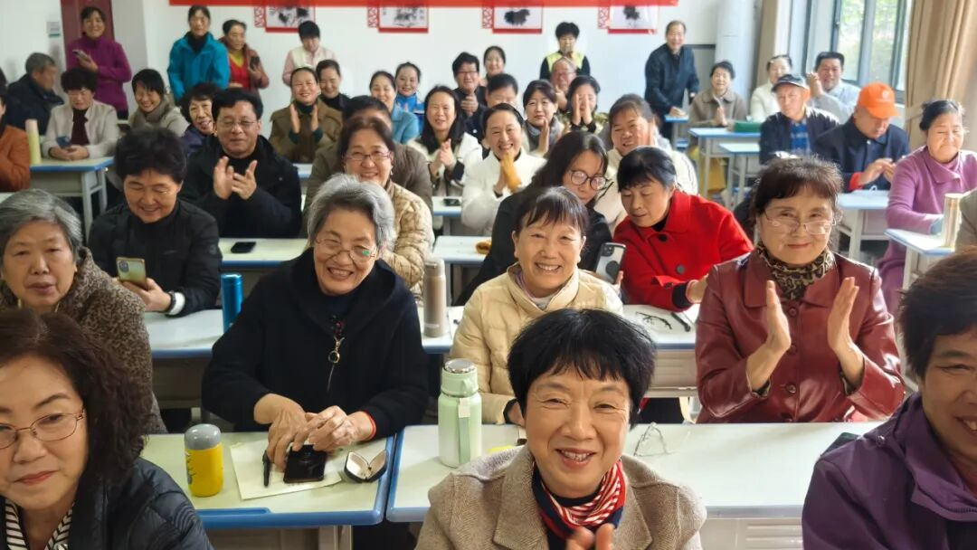 手機(jī)攝影走進(jìn)“銀發(fā)族” 泌陽(yáng)公益課堂手把手教學(xué)“細(xì)節(jié)拉滿”