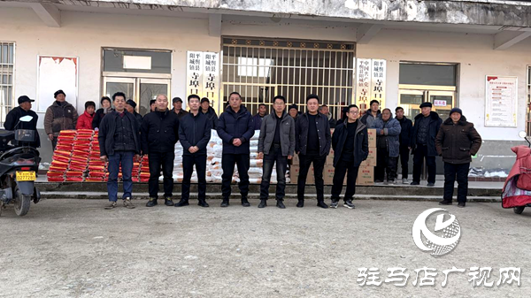 平輿縣陽城鎮(zhèn)：寺埠口村愛心人士辛宇坤為困難群眾捐贈(zèng)生活物資