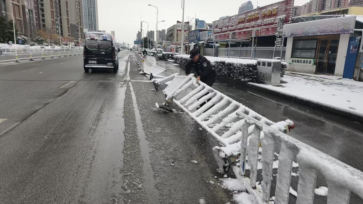 開發(fā)區(qū)：民警巡邏扶欄桿，護(hù)航出行顯擔(dān)當(dāng)