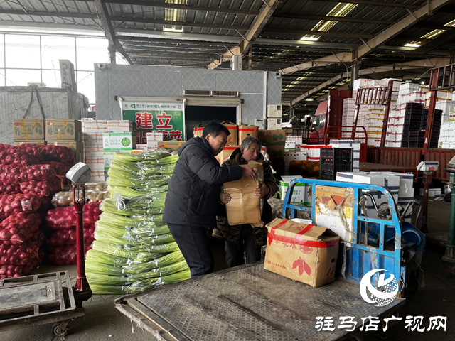 【春節(jié)我在崗】小小菜攤不打烊 守護(hù)市民“菜籃子”