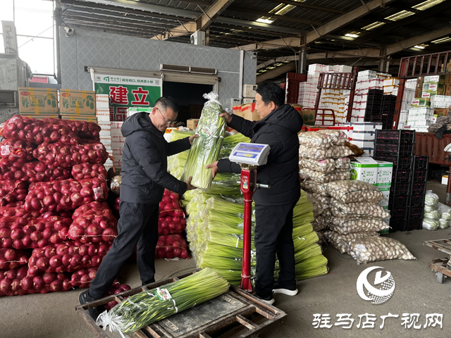 【春節(jié)我在崗】小小菜攤不打烊 守護(hù)市民“菜籃子”