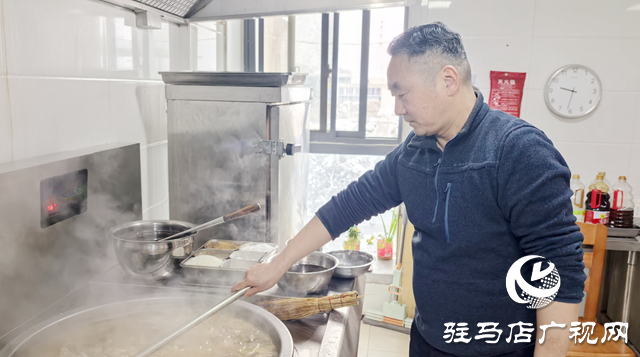 駐馬店西站：餃子飄香年味濃 堅守崗位亦團(tuán)圓