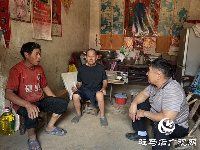 【天中光榮榜】2025年度盤點(diǎn)特輯——何文禮:拐杖丈量公益路 助人為樂模范何文禮