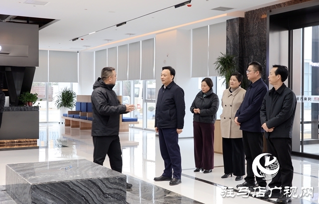  西平縣委書記侯公濤調(diào)研企業(yè)發(fā)展和縣營商環(huán)境監(jiān)測指揮中心執(zhí)法服務(wù)工作