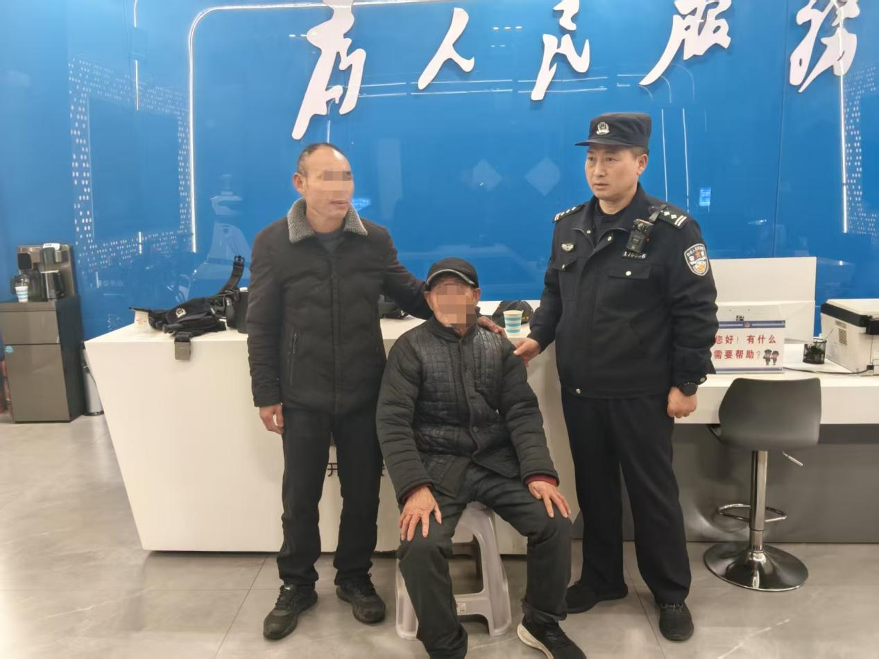 開發(fā)區(qū):寒夜里的“警”色 民警暖心照亮走失老人回家路