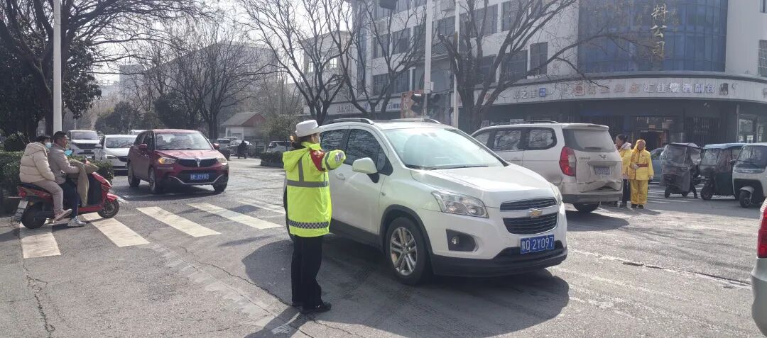 遂平交警哨聲嘹亮守平安