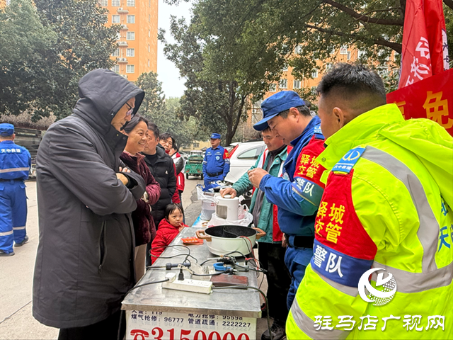 雷鋒精神進(jìn)社區(qū) 暖心服務(wù)到家門?