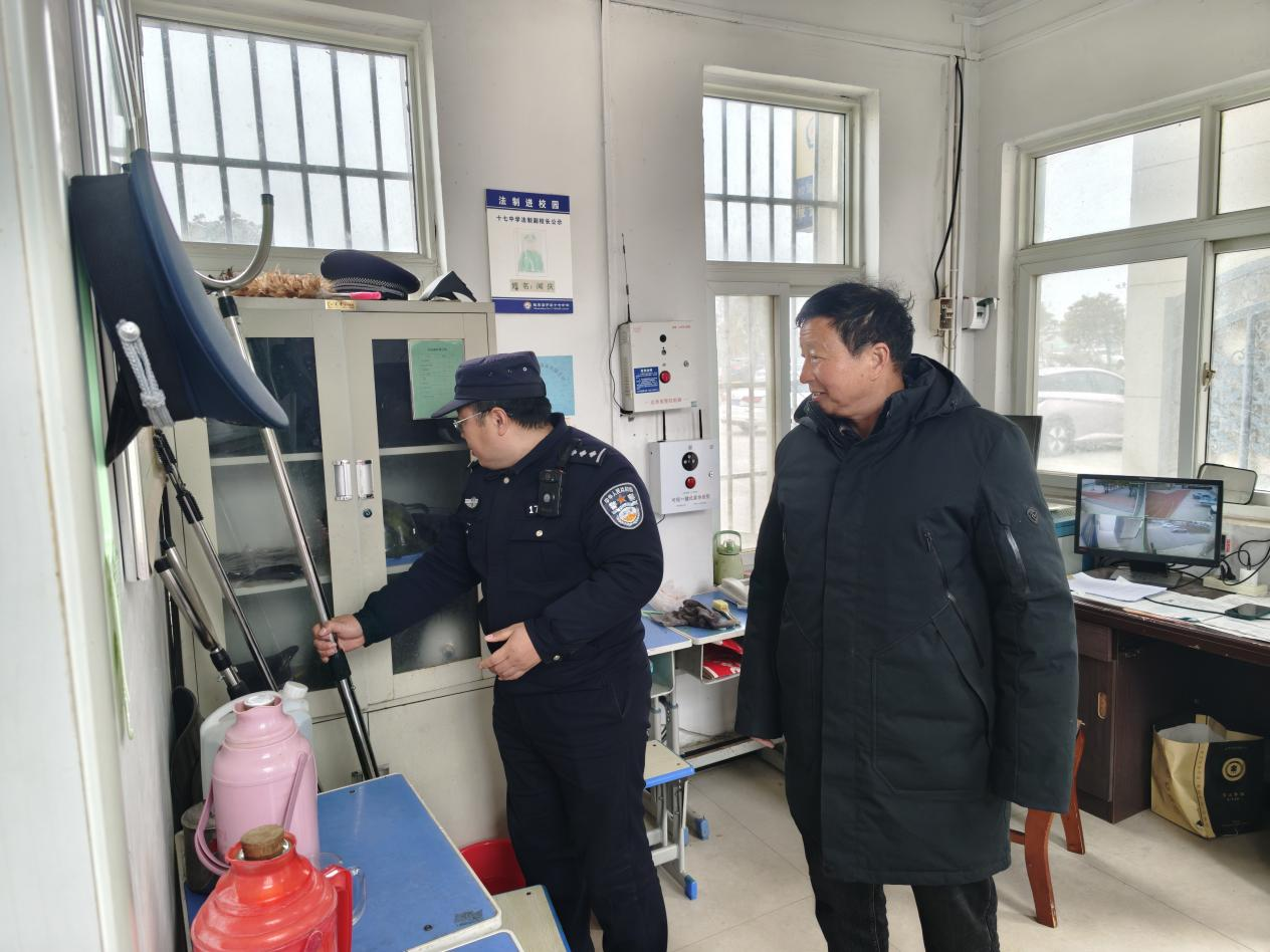 示范區(qū)公安分局護航春季開學