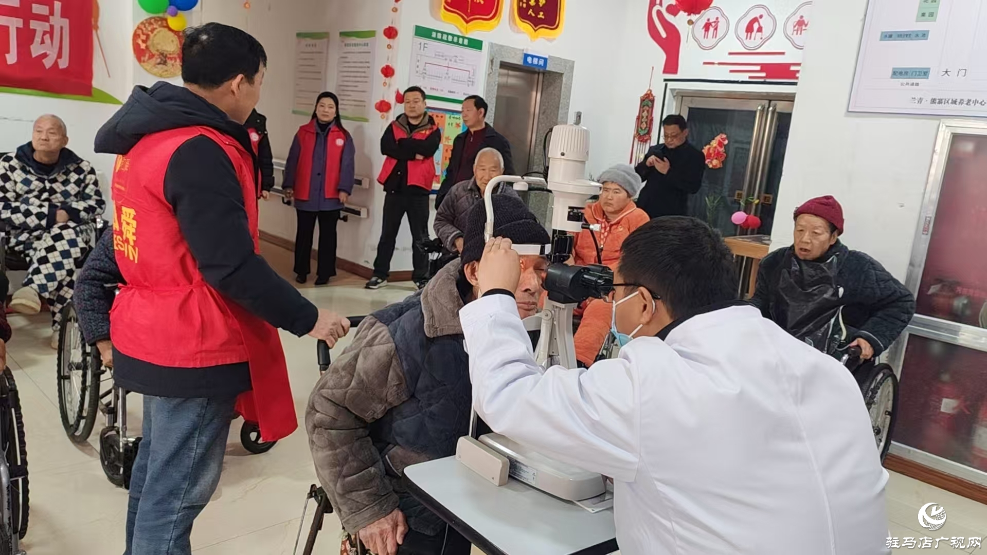 正陽縣學(xué)雷鋒志愿服務(wù)走進(jìn)養(yǎng)老院 愛心溫暖夕陽紅