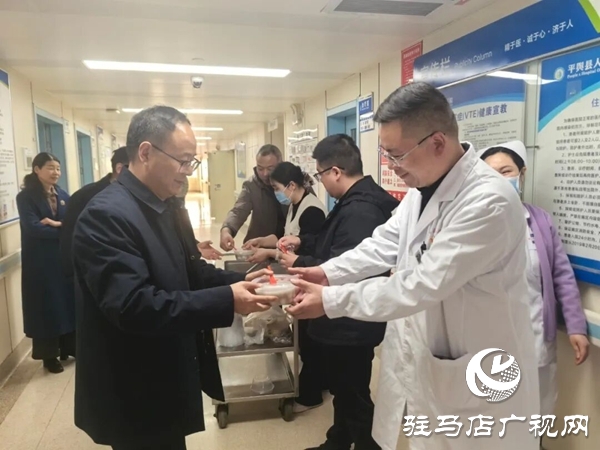 平輿縣人民醫(yī)院讓節(jié)日溫暖浸潤病房
