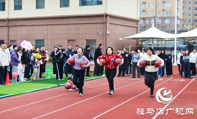 三尺講臺育桃李 運動場上綻芳華