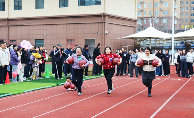 三尺講臺(tái)育桃李 運(yùn)動(dòng)場(chǎng)上綻芳華