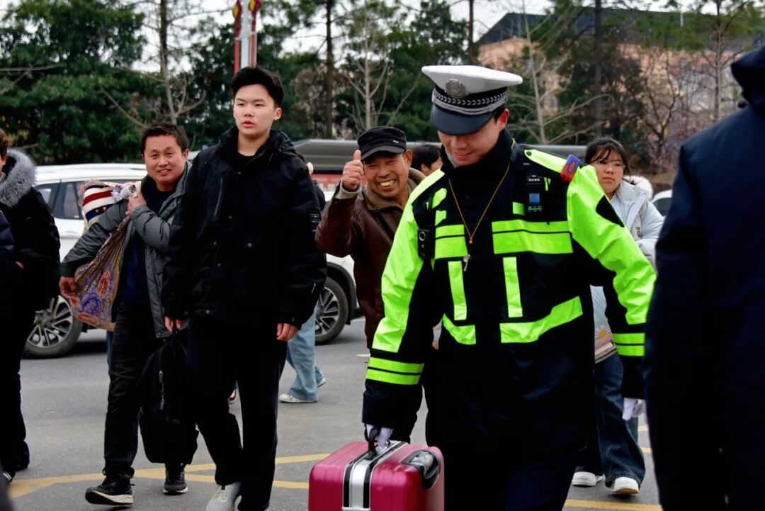 駐馬店：護(hù)航“超短學(xué)期”，平安全程在線