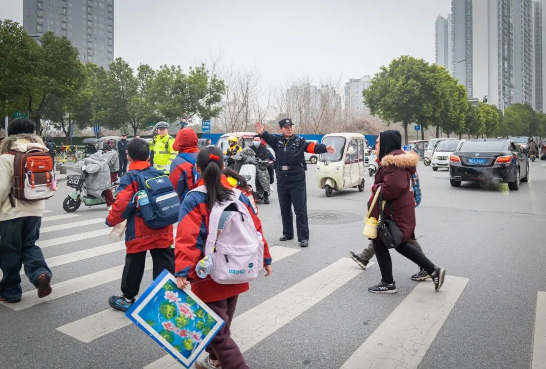 駐馬店：護(hù)航“超短學(xué)期”，平安全程在線