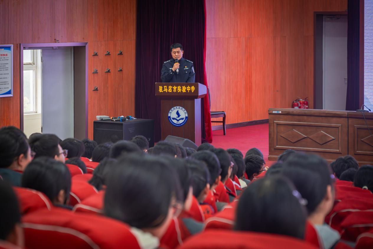 駐馬店市公安局經(jīng)開區(qū)分局開展法治宣傳進校園活動