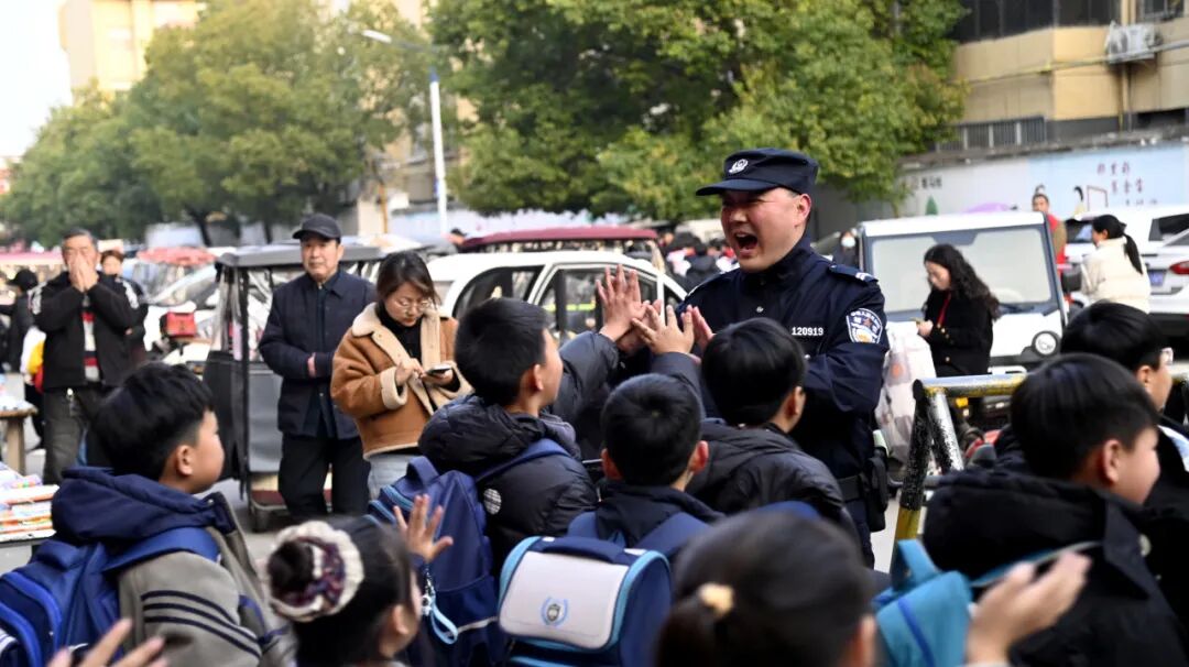 駐馬店：護(hù)航“超短學(xué)期”，平安全程在線