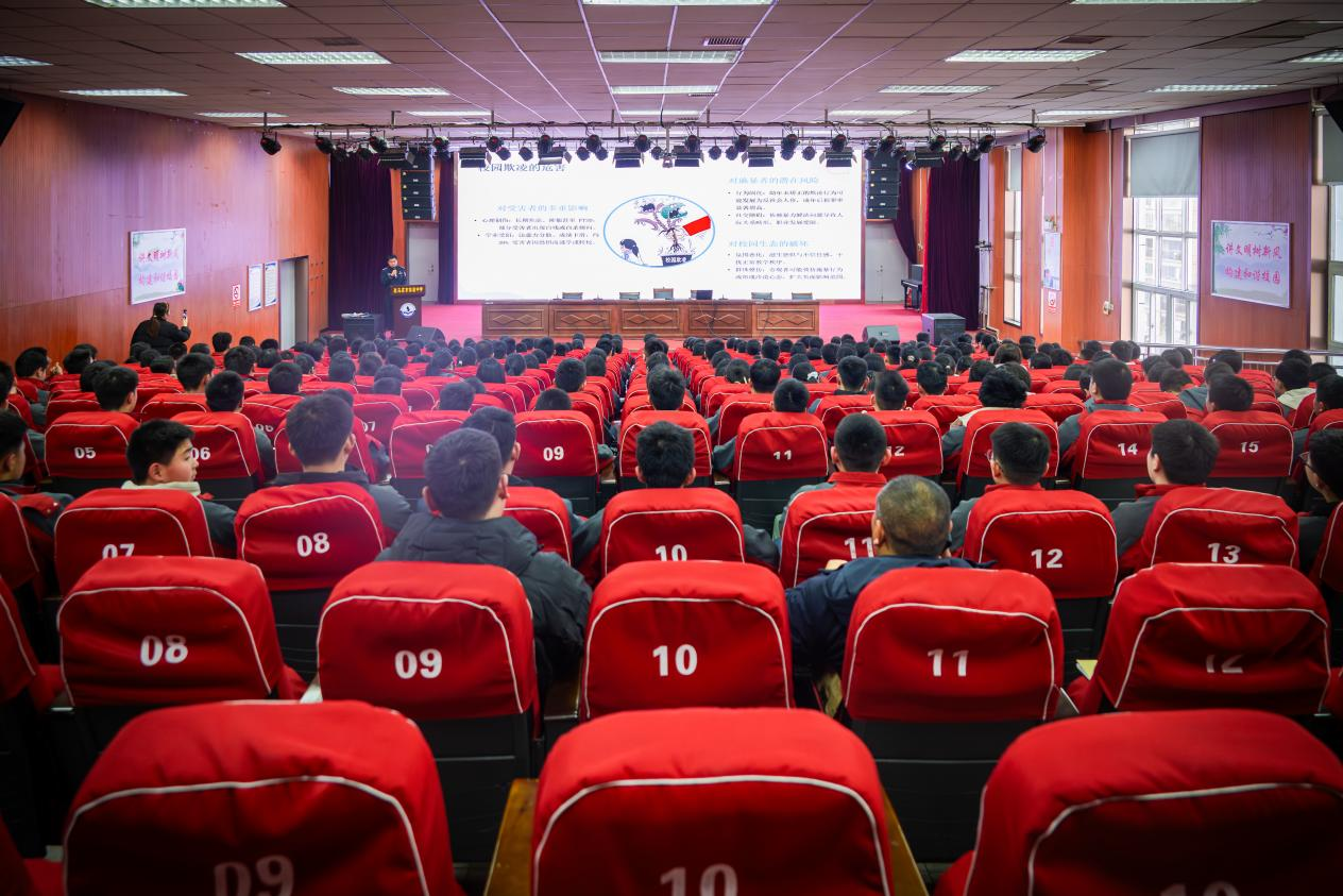 駐馬店市公安局經(jīng)開區(qū)分局開展法治宣傳進校園活動