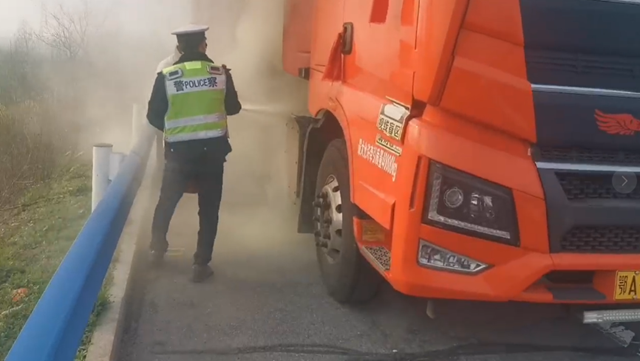 險(xiǎn)！半掛車高速起火 駐馬店交警秒變“消防員”化險(xiǎn)為夷