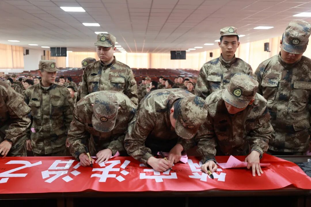 上蔡縣人民檢察院開展送法進軍營活動