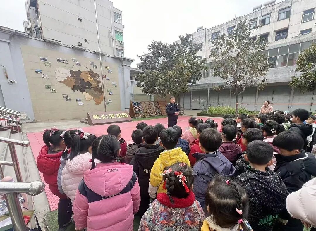 確山公安:法治護航開學季 平安守護伴成長